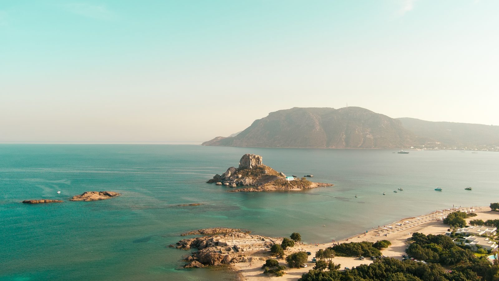 Die Insel Kastri und das türkisfarbene Flachwasser am Strand Agios Stefanos bei Kefalos, Kos
