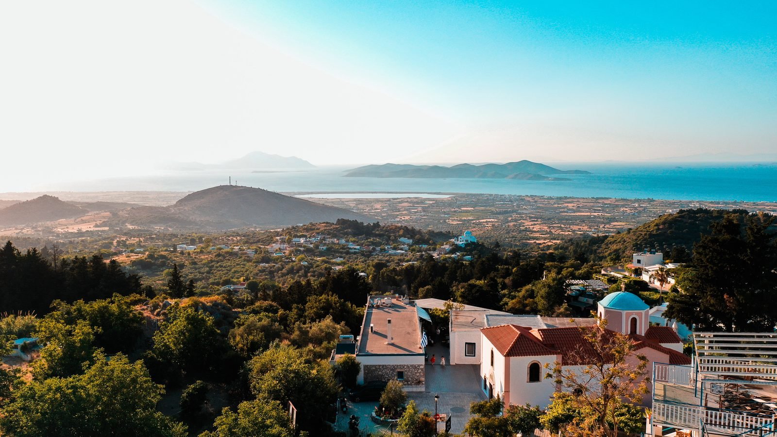 La vista dal paese di montagna di Zia su Kos fino al mare in una giornata limpida