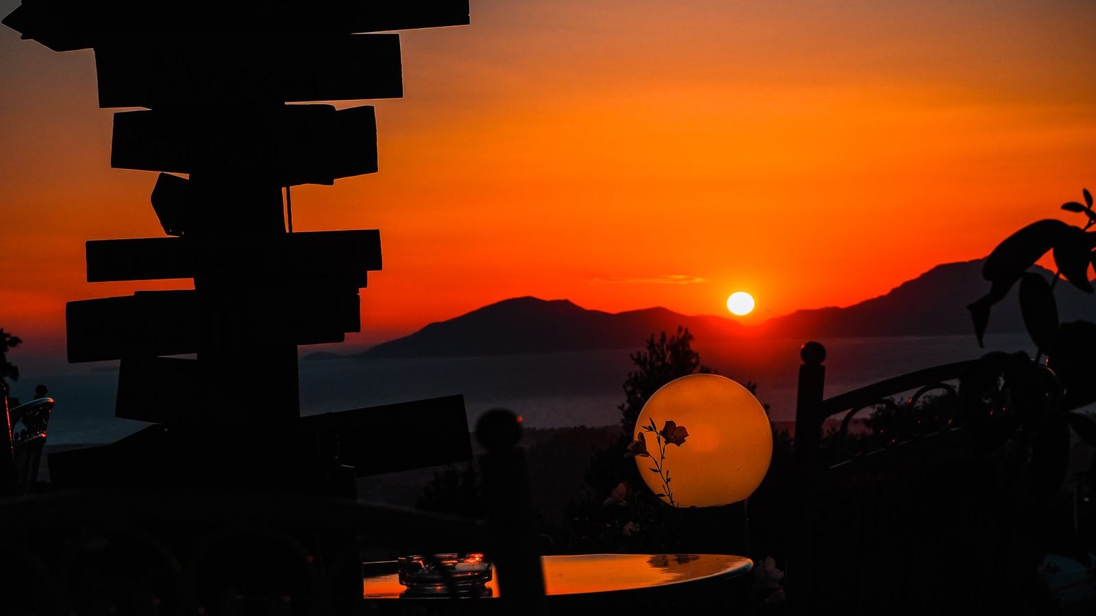 Sonnenuntergang von Zia auf Kos aus gesehen, die Sonne sinkt hinter die Hügel