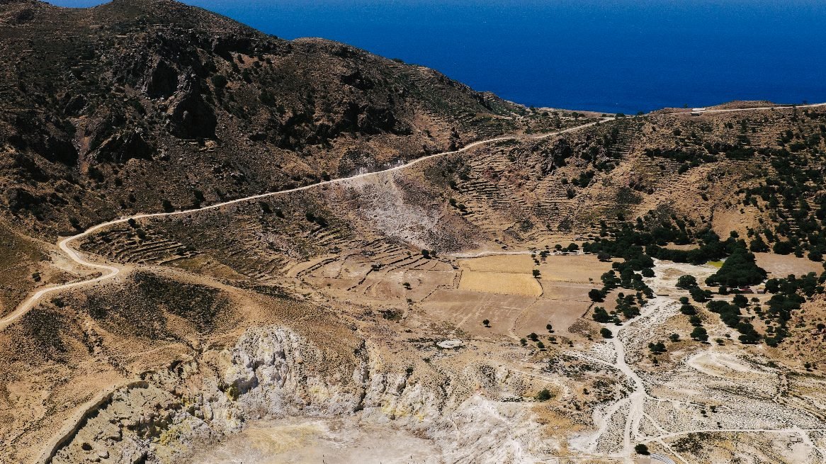 Ο ανοιχτόχρωμος θειούχος πυθμένας του κρατήρα Στέφανος στη Νίσυρο, από το χείλος
