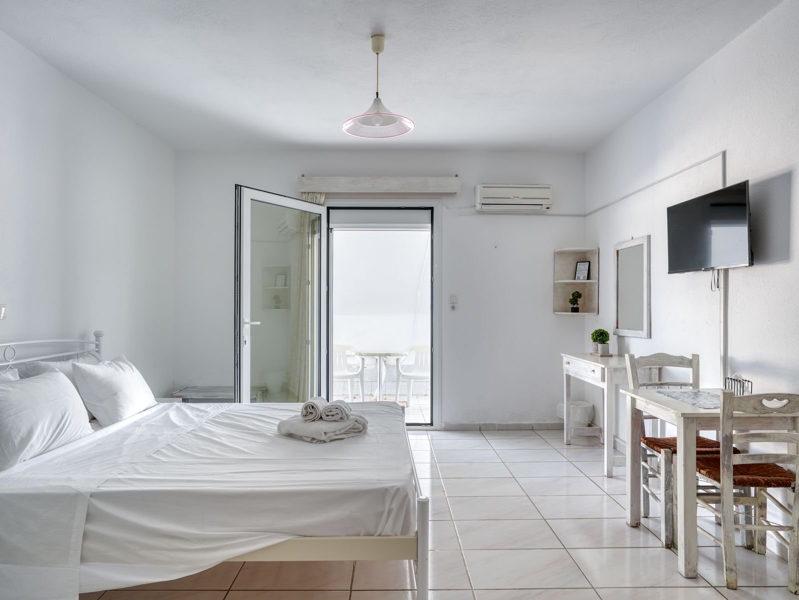 Bright studio for two with double bed and balcony
