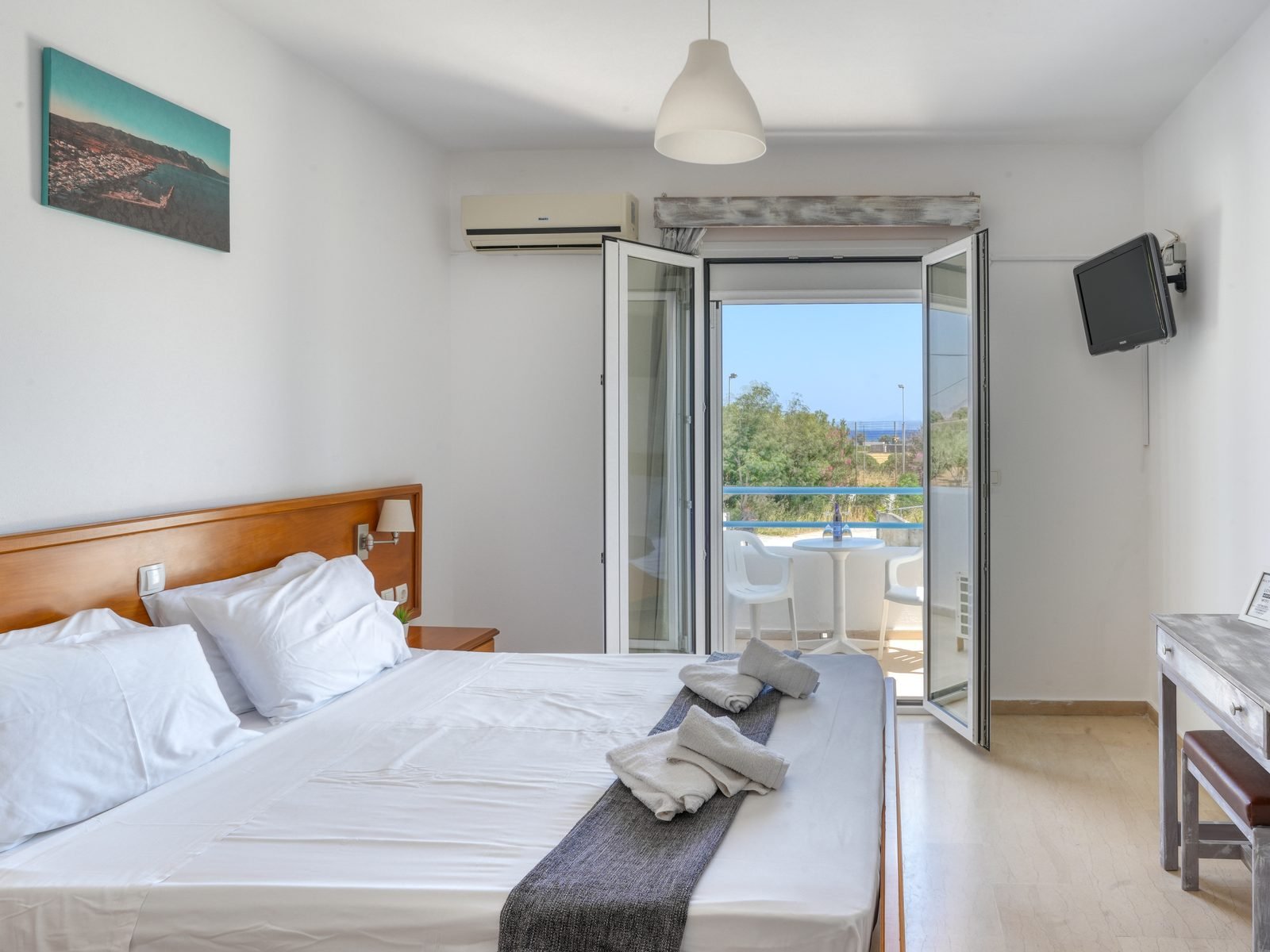 Double bed studio with air conditioning, TV and balcony view over the coast